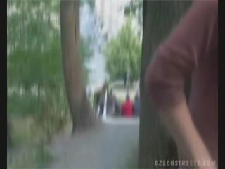 Tchèque copine suçage membre sur la rue pour argent